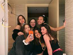 Bestfriends Mirror Selfie Mirrorselfie Love Besties Friends X Coral Scrunchies Belts Wanita How to take a mirror selfie involves a lot of planning and attention to details. bestfriends mirror selfie