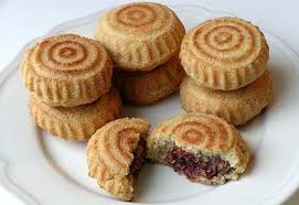 Lebanese Ma Amoul Cookies Filled With Dates And Pistachios Food Arabic Food Maamoul Recipe