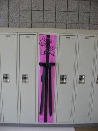 Birthday Locker Decoration Ideas How To Decorate Someone S Locker For Their Birthday Birthday Locker Decorations Locker Decorations Diy Locker