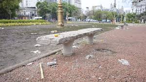 Así quedó la plaza del Congreso después de los incidentes