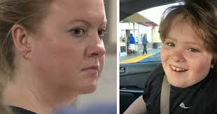 Autistisk pojke straffas av lärare genom att tryckas ner mot golvet