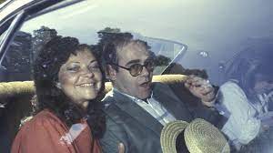 The flamboyant pop star married the german sound engineer in sydney, australia on valentine's day 1984. Offiziell Rechtsstreit Zwischen Elton John Und Ex Beendet Promiflash De