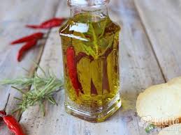 Ricetta per fare un genuino olio piccante casalingo. Imagini Pentru Ricetta Olio Al Peperoncino Piccante Peperoncino Peperoncino Piccante Ricette