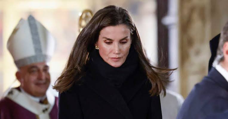 El gesto de incomodidad de la reina Letizia con una de las víctimas de la  DANA que no ha pasado desapercibido