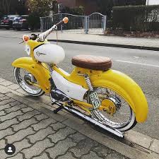 Bild Konnte Enthalten Motorrad Und Im Freien Bike Transporting Motorcycles And Scooter Custom Moped