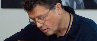 Ils filent le parfait amour depuis près de 35 ans malgré leur différence d'âge. Aen8qsqcpvfjkm