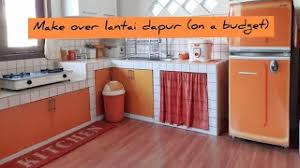 Lantai vinyl sangatlah praktis, jika anda bosan, tinggal lepas vinyl dan ganti dengan motif yang baru. Make Over Lantai Dapur Dengan Vinyl On A Budget Youtube