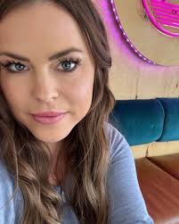 Amanda Jaques's Instagram, Twitter & Facebook