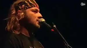 Anécdota con el CHIZZO, que a Eli Suarez inspira a componer "puño y letra"  Cuenta que CHIZZO le dijo: "tu viejo era un genio, era un poeta. Pero vos  sos vos, y vos no sos solamente el hijo de Korneta. ...