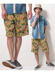 ぶっちゃけ夏にしか履けないでもお洒落花柄パンツの着こなし
