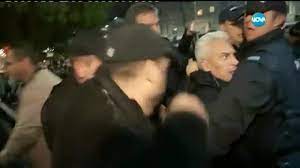 Волен Сидеров пак нахлу в НАТФИЗ, опит за саморазправа при извеждането му  (видео) - България | Vesti.bg