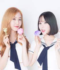 Yuju cayó al suelo un total de ocho veces a lo largo de la mencionada actuación y sinb cayó una vez, a todo ello se le deben sumar los múltiples resbalones sufridos por todos los integrantes en repetidas ocasiones. Wallpapers Heaven Sinb And Eunha