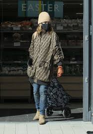 Game of thrones star emilia clarke is channeling the dark, moody glamour of the '90s with help from her dream team glam squad. Emilia Clarke Shopping Groceries In London 04 07 2020 Celebmafia