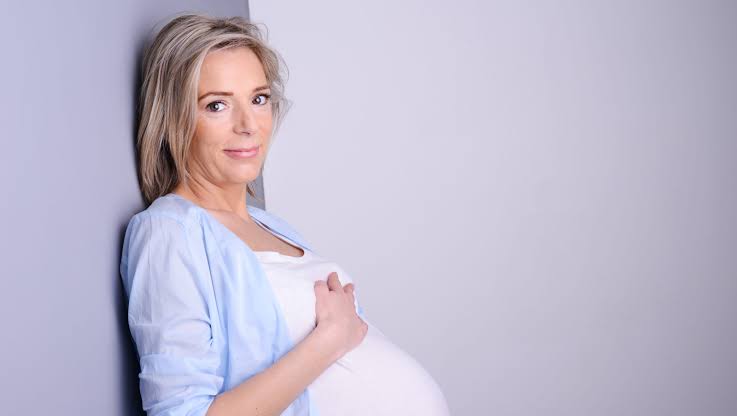 Tuổi mẹ có khả năng ảnh hưởng đến  cường độ, tần suất và thời gian xuất hiện các dấu hiệu mang thai