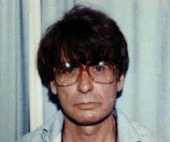 Né le 23 novembre 1945 à fraserburgh dans la région écossaise d'aberdeenshire, dennis nilsen est le deuxième des trois enfants d'elizabeth duthie whyte et d'olav magnus moksheim (alias nilsen), soldat norvégien qui fait la connaissance d'elizabeth en écosse en 1940 dans le cadre de la résistance norvégienne, le couple se mariant en mai 1942 et s'installant dans la maison. Dennis Nilsen Biography Childhood Life Crimes