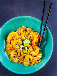 Riz Saute Aux Crevettes Legumes Ail Et Gingembre La Cerise Sur Le Maillot Recette Riz Saute Riz Au Crevette Recette Asiatique