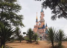 Disneyland park, met meer dan 50 attracties, biedt een breed scala aan activiteiten en ervaringen. Disneyland Parijs Attracties Die Je Moet Zien Wearetravellers