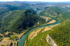 La Route Des Sapins Du Haut Bugey Un Itineraires De Decouverte Pour Vos Vacances Dans L Ain Sillonnant Des Centaines De Kilometr Route Tourisme Massif Du Jura