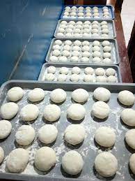 Kacang merah, direndam semalaman • minyak untuk membentuk pau dan sapuan pada tangan • air • gula merah • gula tebu organik • daun pandan, dicarik dan simpul • sudu kecil garam himalaya • paket when makcik bakes bread mix dengan yis (7g) 1 jam. Resipi Pau Kacang Merah Gebu