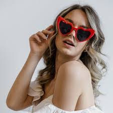 Audrey Groom's Instagram, Twitter & Facebook