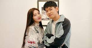 On may 20, the two singers collaborated on the song 'mayday,' and according to sports chosun, they stayed in touch afterward and finally began dating. Oiq4kjverudjvm