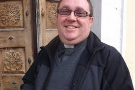 Don Walter, il parroco che dice messa con l'iPad