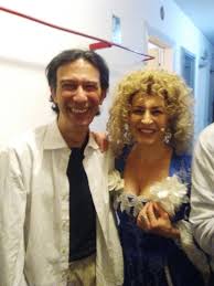 Chi è la moglie di uccio de santis , l'attore pugliese che nella puntata di affari tuoi in onda oggi, martedì 16 marzo, proverà ad indovinare le identità misteriose? Antonella Genga Uccio De Santis