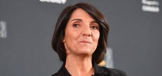 Très complexée par son nez, florence foresti a songé à de nombreuses reprises à faire de la chirurgie esthétique mais a toujours refusé d'aller jusqu'au bout. Pas Assez Grand Pour Faire De L Ombre Au Cinema Francais Florence Foresti Epingle Roman Polanski Aux Cesar Madame Figaro