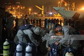 Keluarga penumpang sriwijaya air sjy182 mulai mendatangi posko ante mortem disaster victim identification (dvi) rumah sakit polri kramat jati, jakarta timur, minggu (10/1/2020). 22orrjz62n0fgm