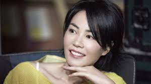 综合讯 一直给人感觉酷劲十足的乐坛天后王菲 是演艺圈有名的冰山女神 不但寡言 而且有着招牌厌世脸 近日 网上曝光了一组王菲12岁时的照片 脸庞青涩 但眼神却清冷不羁 让网友大赞 从小就明星范十足 entertaining