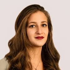 Lara Mahoney's Instagram, Twitter & Facebook