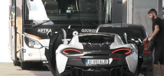 Alibec, cutigara in mana, inainte de a urca in bolidul mclaren de 170.000 de euro. DezvÄƒluire FabuloasÄƒ In Direct La Tv Mihai StoichiÈ›Äƒ A Vrut SÄƒ FacÄƒ O CursÄƒ Cu Bolidul Lui Denis Alibec Sunt Certat Cu El Nu Mai Vorbim Ce I A Cerut Atacantul La Schimb