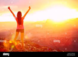 Freiheit und Abenteuer - Frau im Grand Canyon glücklich. Kostenlose  jubelnde Mädchen mit erhobenen Armen genießen serene Sunset in Siegespose  mit Waffen nach dem Wandern gestreckt. Weibliche Modell im Grand Canyon, USA
