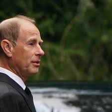 Le cercueil d'Elizabeth II embarque dans l'avion en direction de Londres