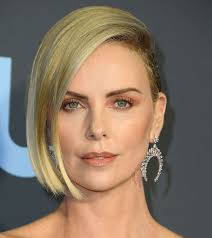Charlize Theron Debuted A New Brunette Hair Color At The 2019 Academy Awards See Her Major Oscars In 2021 Oscar Hairstyles Celebrity Hairstyles Celebrity Hair Stylist