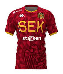 Unión española 2 es un club de fútbol profesional con sede en la ciudad de santiago, chile.fue fundado por un grupo de españoles residentes en chile y de descendientes de españoles bajo el nombre de centro español de instrucción y recreación el 18 de mayo de 1897, 3 y es en la actualidad uno de los clubes de fútbol profesional más antiguos del país. Union Espanola 2020 Heimtrikot