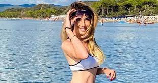 She was born in 1980s, in millennials generation. Giorgia Rossi La Giornalista Mediaset Che Si Occupa Di Calcio In Vacanza In Toscana Corriere Di Siena