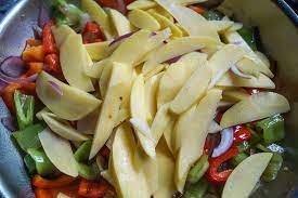 Nel frattempo fate cuocere la pasta e preparate il soffritto con alcuni cucchiai di olio e l'aglio tritat Pin Auf Food And Drink