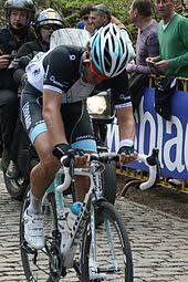 Weylandt kontrolü kaybetti ve ayağı ve pedalıyla yolun sol tarafındaki alçak beton bir korkuluğun ön kenarına çarptı. 2011 Giro D Italia Wikipedia