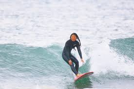 Surfer paddling with surfboard on japanese beach in splash. ã‚µãƒ¼ãƒ•ã‚£ãƒ³è¬›åº§ æ‚©ã‚ã‚‹å¥³å­ã‚µãƒ¼ãƒ•ã‚¡ãƒ¼ã„ã‚‰ã£ã—ã‚ƒã„ Vol 7ãƒ†ã‚¤ã‚¯ã‚ªãƒ•ã®åŸºæœ¬ Nalu