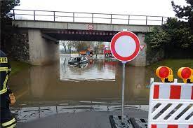 Der rhein hat zurzeit leichtes hochwasser. Hochwasser In Linz Uberraschte Autofahrer