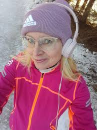 Tämä nainen hymyili yhtä leveästi kuin aurinko🌞Juoksu kulki alle viikossa  sain juostua 60 kilsaa.Yksi lepopäivä ja yhtenä päivänä hiihtelin😀