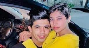 .المخدرات، يذهب سيد لأبيه لمساعدته فيطلب الضابط منه الدخول للحجز لمعرفة أسرار أبو العز خارج (مصر) بثروته التى سرقها، ويلعب (كريم عبد العزيز) دور شاب من طبقة متوسطة. Ø¨Ø¹Ø¯ Ø§Ù„Ø¥ÙØ±Ø§Ø¬ Ø¹Ù†Ù‡Ø§ Ù…Ù†Ø© Ø¹Ø¨Ø¯Ø§Ù„Ø¹Ø²ÙŠØ² ÙÙŠ Ø§Ù„ØªØ­Ù‚ÙŠÙ‚Ø§Øª Ø¨ÙŠØ´ÙˆÙŠ Ø¹Ø§Ø´Ø±Ù†ÙŠ ÙƒØ±Ù‡Ø§ Ø­ÙˆØ§Ø¯Ø« Ø§Ù„ÙˆØ·Ù†