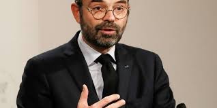 Le premier ministre edouard philippe a annoncé, face aux sénateurs ce lundi 4 mai, qu'une aide de 200 euros serait versée à 800 000 jeunes « précaires ou modestes » de moins de 25 ans, pour les soutenir dans cette période de pandémie. Edouard Philippe Encourage Les Jeunes A Participer Au Grand Debat Le Point