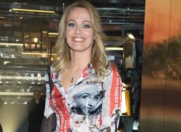 La moglie di paolo bonolis non lesina critiche a barbara d'urso e affronta l'argomento sonia bruganelli è l'ospite di questa sera a belve, programma condotto da francesca fagnani in onda su rai 2 alle 22.50. Avanti Un Altro Sonia Bruganelli C E Un Clima Sereno Davanti E Dietro Le Telecamere Cinetivu