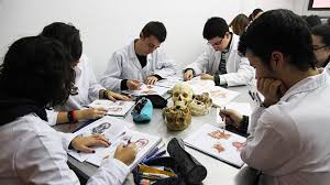 Para aquellos estudiantes que necesiten acudir a la universidad de alcalá y se encuentren en zonas de movilidad restringida. Para Que No Abandonen Los Estudiantes De Medicina Podran Cambiar De Universidad Con Mas Facilidad Infobae