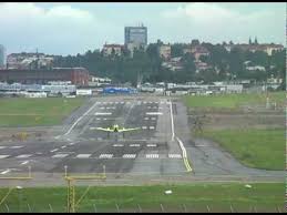 The following transit lines have routes that pass near bromma . Stockholm Bromma Flygplats Ett Gront Flygplan Landar Och Startar Youtube
