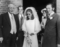 Nel nostro shop trovi tanti abiti alla moda che spaziano dai mini abiti ai vestiti corti da giorno bon ton che hanno una caratteristica in comune: Gli Abiti Da Sposa Anni 70 Per Un Matrimonio Vintage Fashionblog