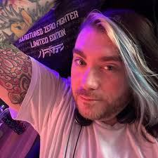 I wonder if his sanity was connected to his hairline (plus smashing Meth  for over a decade). How are you goddamn thirty-nine in the last photo,  dumbass?