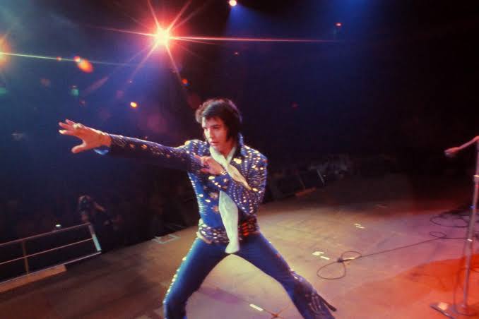 EPiC: Elvis Presley in Concert' review: A shrine to the King's swagger -  Los Angeles Times